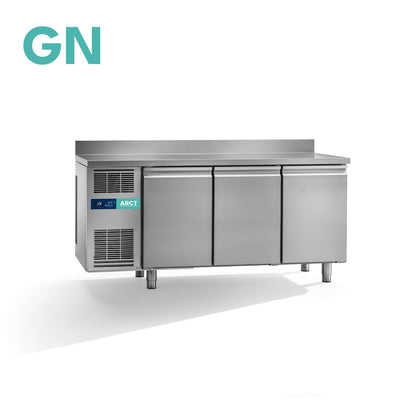 Roestvrijstalen koelwerkbank met drie deuren, GN formaat en opstaand werkblad, stekkerklaar.
