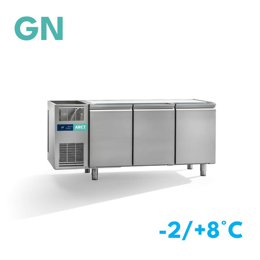 RVS dieptekoelwerkbank met 3 deuren, zonder werkblad, stekkerklaar, met koelunit aan linkerzijde.