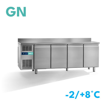 Roestvrijstalen dieptekoelwerkbank met 4 deuren, GN-indeling en opstaande rand, stekkerklaar.