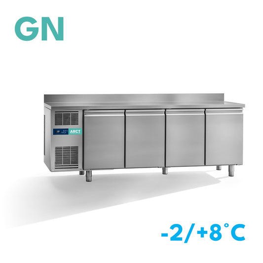 Roestvrijstalen dieptekoelwerkbank met 4 deuren, GN-indeling en opstaande rand, stekkerklaar.