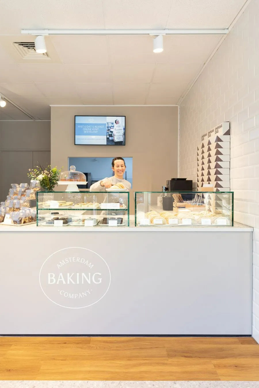 winkelinrichting op maat met witte patisserie toonbank, glazen vitrines en productpresentatie in modern bakkerij winkelinterieur