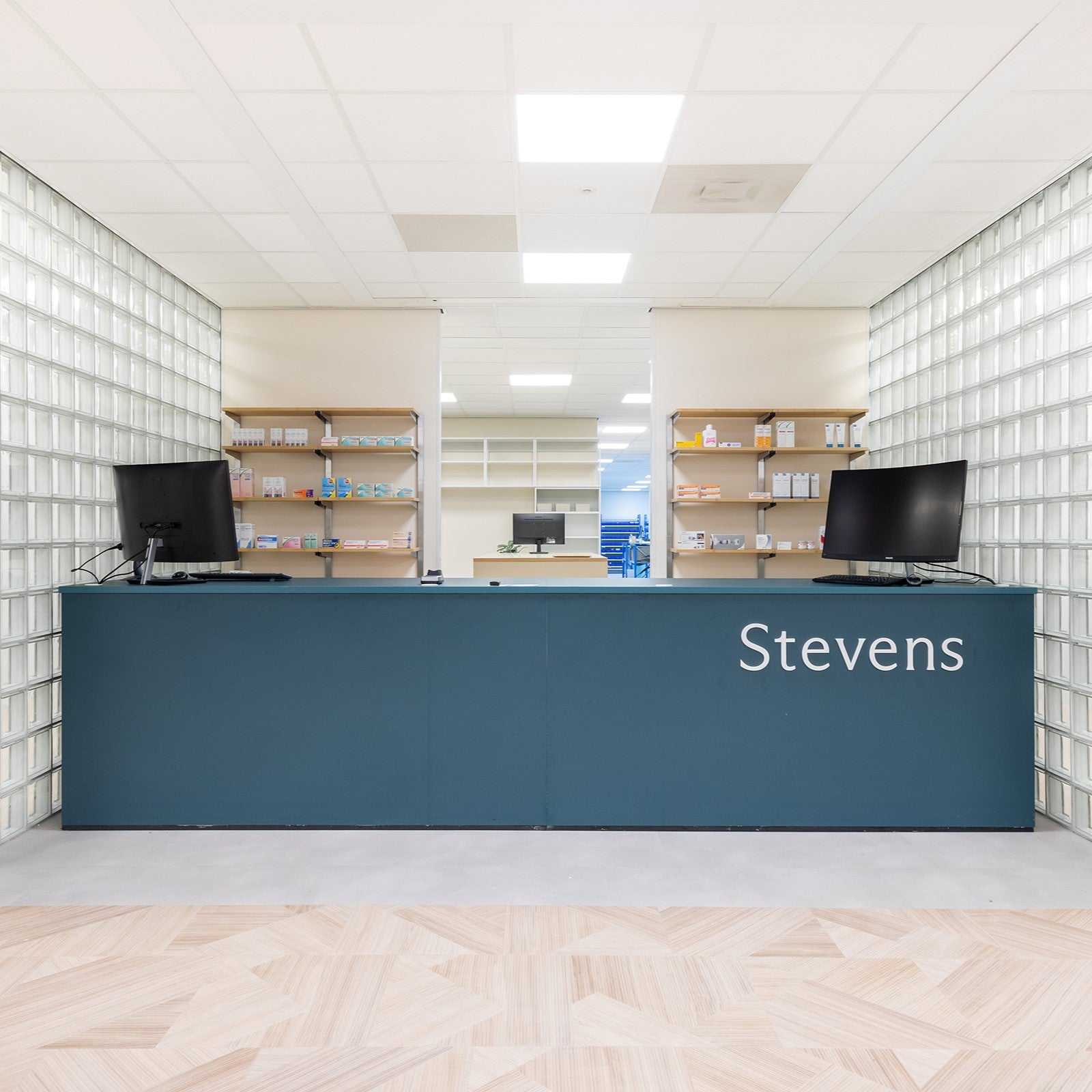 Receptie balie bij een apotheek