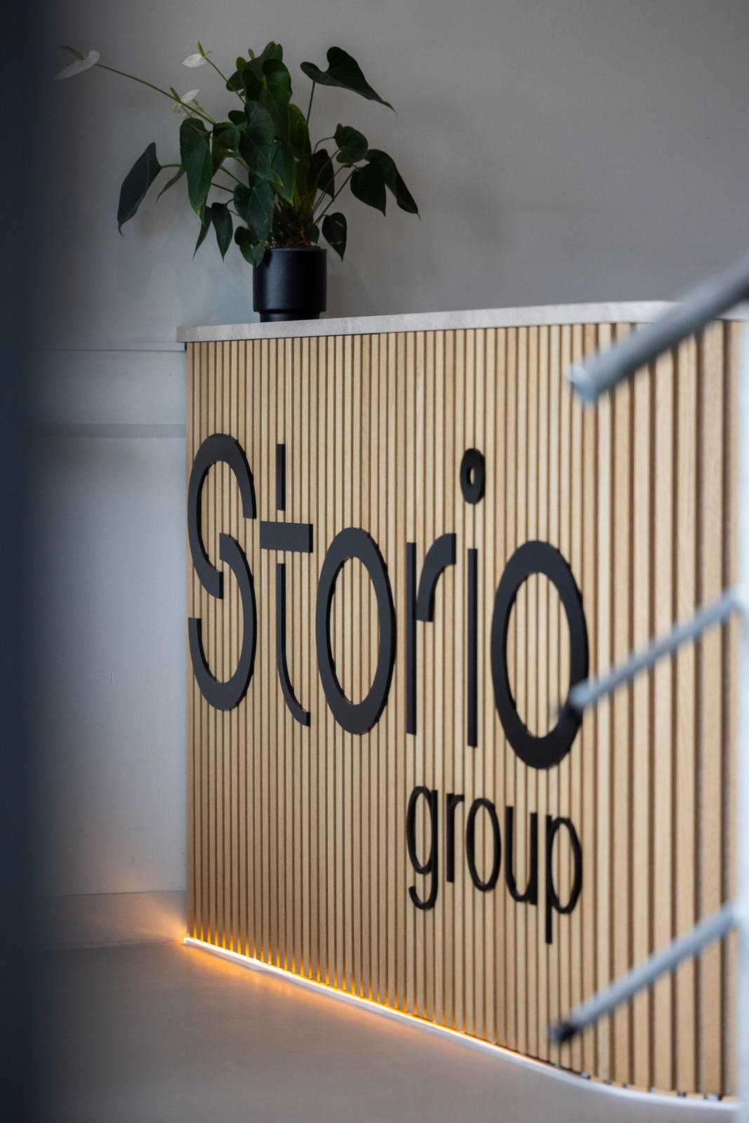 Signing van het logo op de toonbank