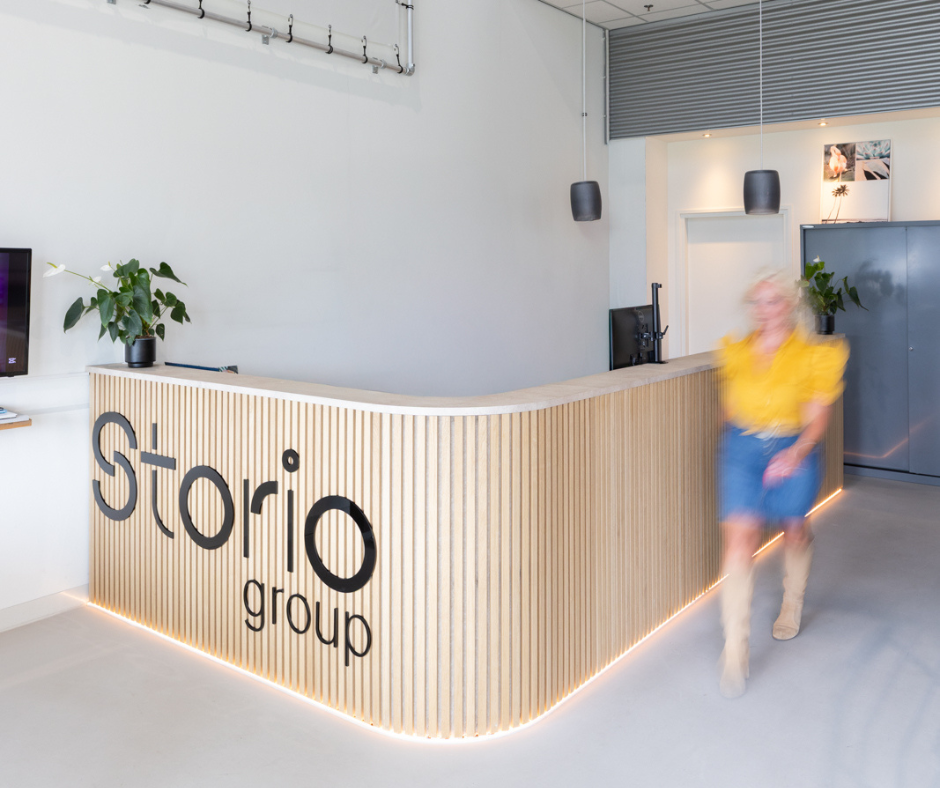 Sfeerfoto van de hoektoonbank met WoodUp ombouw bij Storio Group