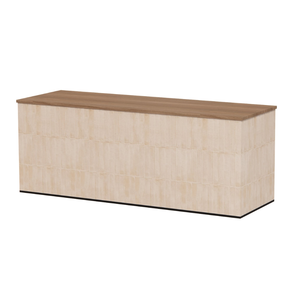Moderne TONNY toonbank met zandkleurige tegels en een bovenblad van toffee walnoot.
