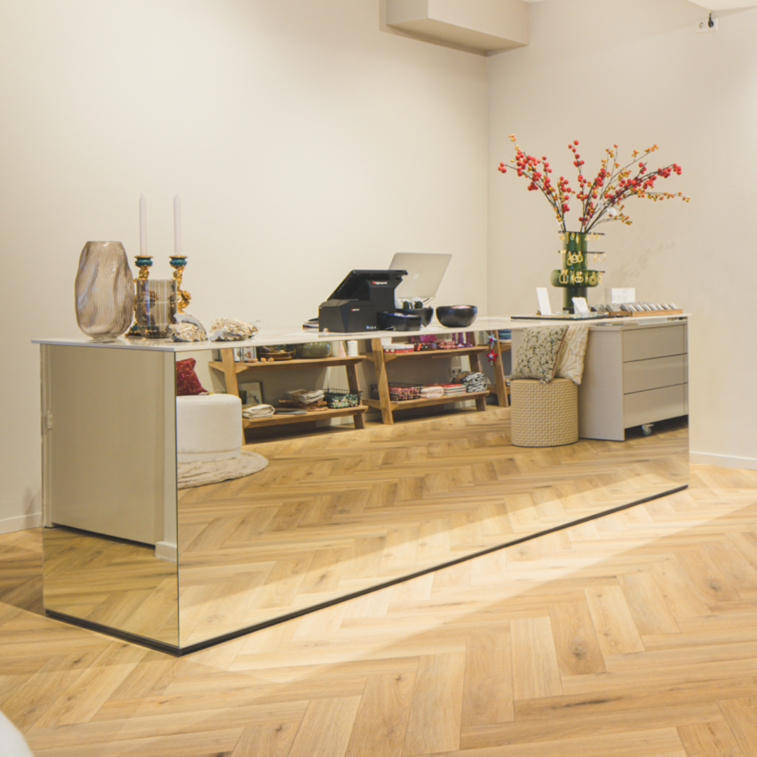 Toonbank met een ombouw van spiegel glas