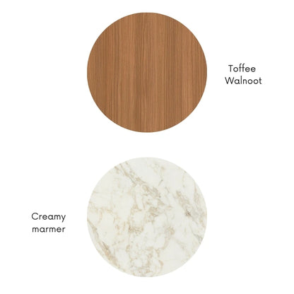 Materiaalcombinatie met toffee walnoot houtlook en lichte creamy marmerlook met subtiele beige aders, weergegeven als ronde kleurstalen.