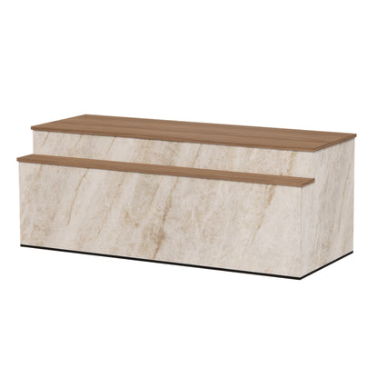 Strakke toonbank met lichte natuursteenlook in beige tinten, toffee walnoothouten blad en tweelaags design, modern rechthoekig ontwerp.