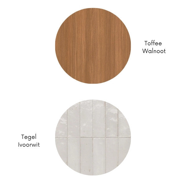 Materiaalcombinatie met toffee walnoot houtlook en ivoorwitte keramische tegellook, weergegeven als ronde kleurstalen.