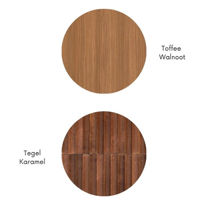 Materiaalcombinatie met toffee walnoot houtlook en Karamel keramische tegellook, weergegeven als ronde kleurstalen.