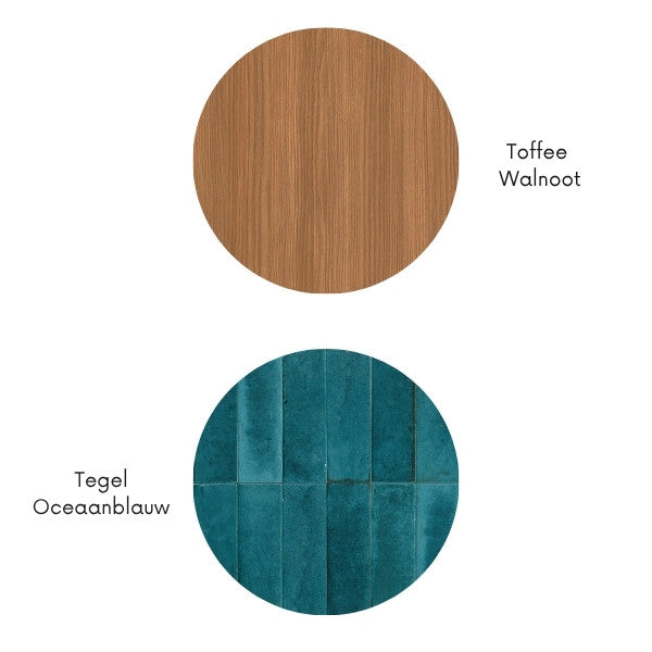 Materiaalcombinatie met toffee walnoot houtlook en oceaanblauw keramische tegellook, weergegeven als ronde kleurstalen.