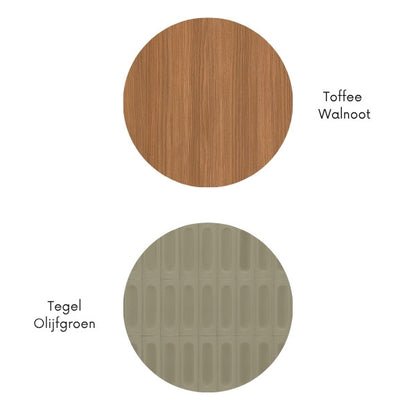 Materiaalcombinatie met toffee walnoot houtlook en olijfgroene keramische tegellook, weergegeven als ronde kleurstalen.
