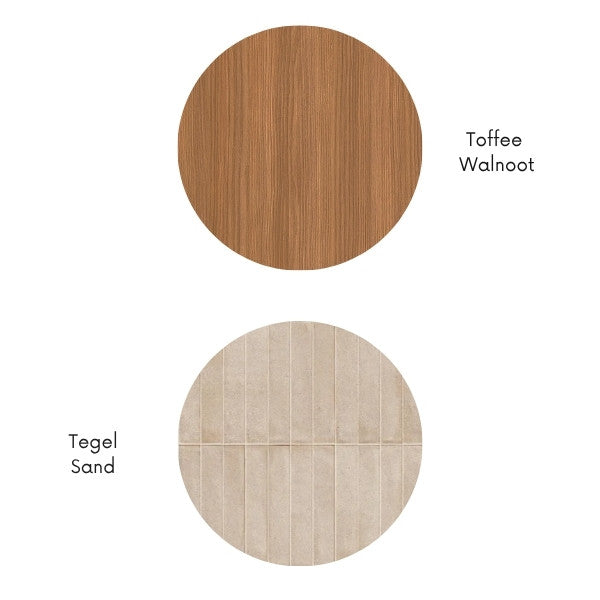 Materiaalcombinatie met toffee walnoot houtlook en sand kleurige keramische tegellook, weergegeven als ronde kleurstalen.