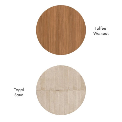 Materiaalcombinatie met toffee walnoot houtlook en sand kleurige keramische tegellook, weergegeven als ronde kleurstalen.
