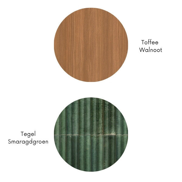 Materiaalcombinatie met toffee walnoot houtlook en smaragdgroene keramische tegellook, weergegeven als ronde kleurstalen.