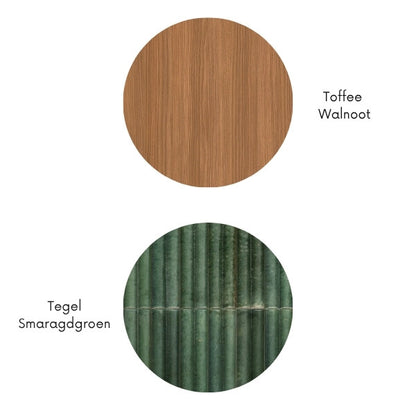 Materiaalcombinatie met toffee walnoot houtlook en smaragdgroene keramische tegellook, weergegeven als ronde kleurstalen.