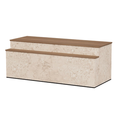 Strakke toonbank met lichte steenlook in beige tinten, toffee walnoothouten blad en tweelaags design, modern rechthoekig ontwerp.