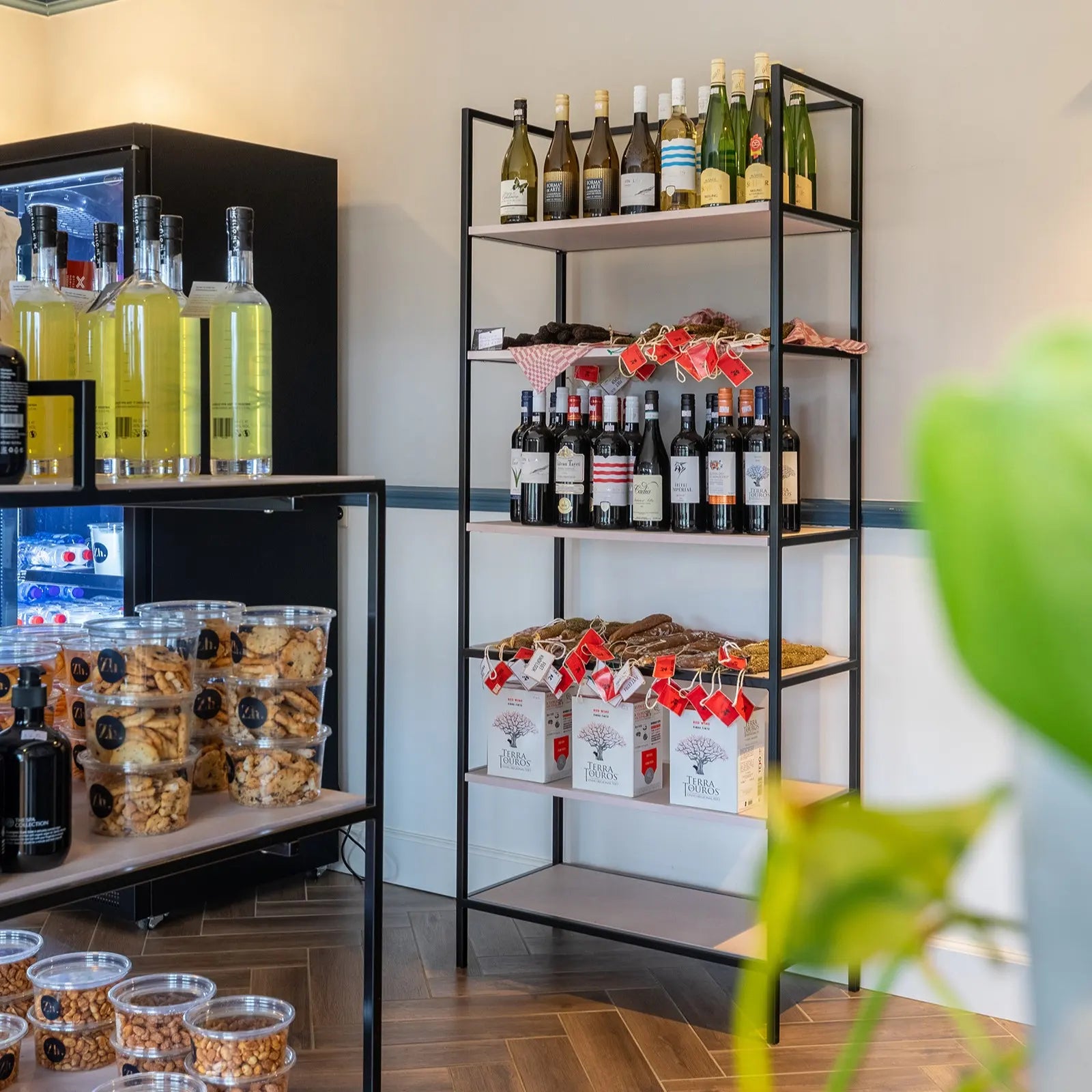 Presentatiekast POLLY gevuld met flessen wijn en droge worsten.