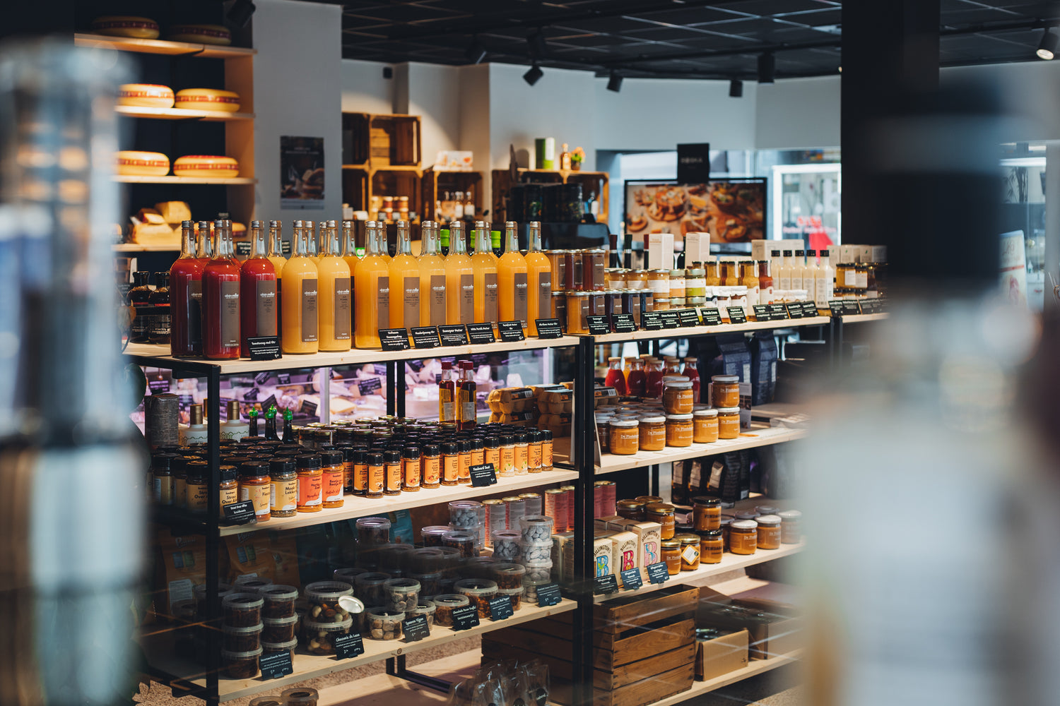 Winkelstelling presentatiemeubel kaaswinkel winkelinrichting MELLY | PEACK interior delicatessenzaak inrichting
