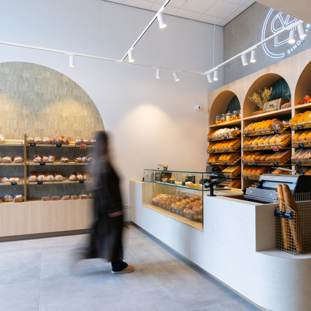 Klant in de winkel van Bakkerij Vedder