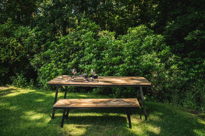 Bazar Bizar The Herringbone Bank ( Natuurlijk - 150) in de tuin met de bijbehorende tafel
