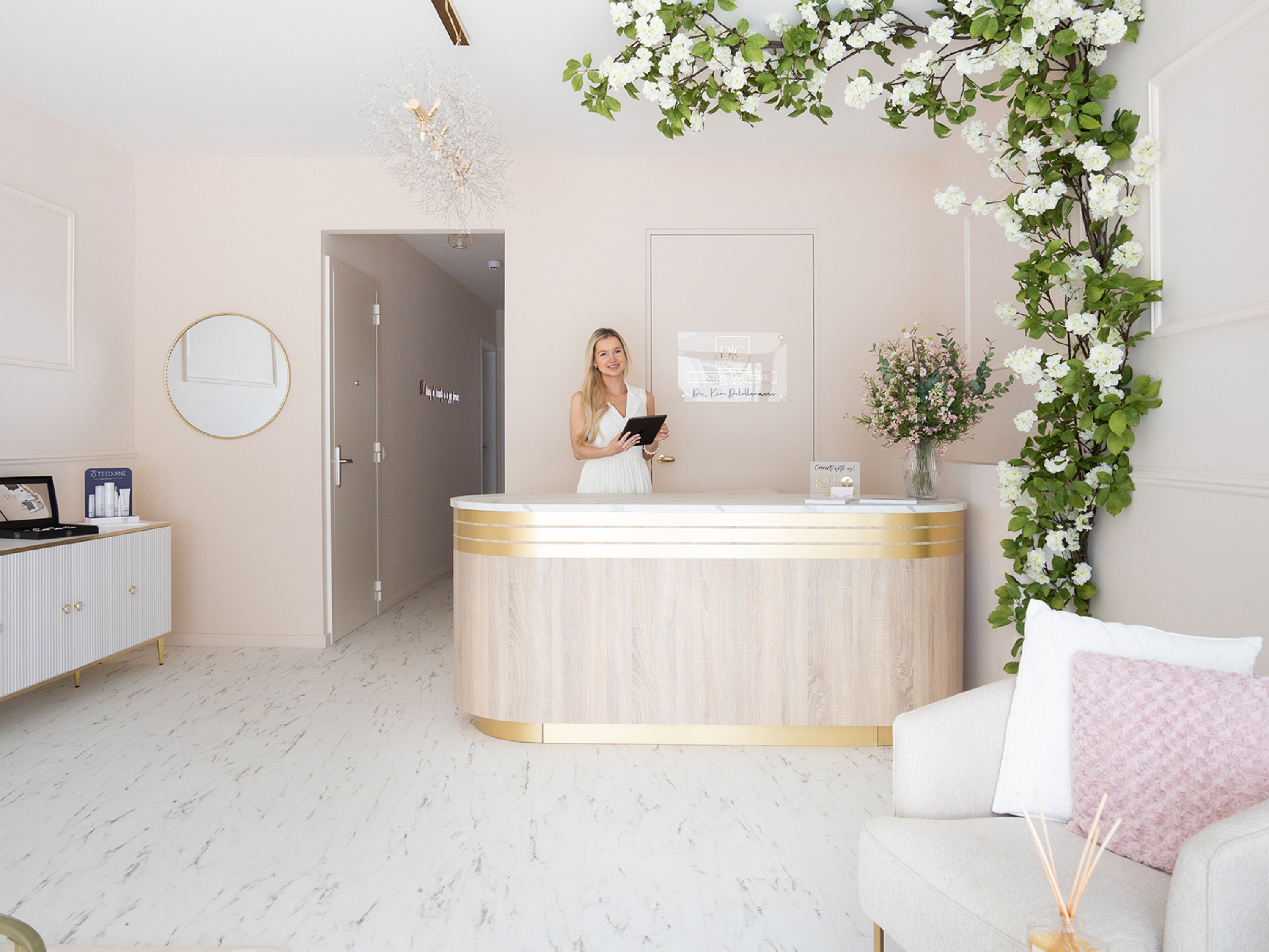 Balie met ronde hoeken en gouden strips