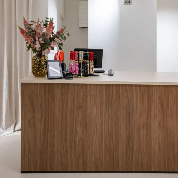 winkelinrichting op maat met houten toonbank, licht werkblad en minimalistisch retail winkelinterieur met kassapunt en productpresentatie