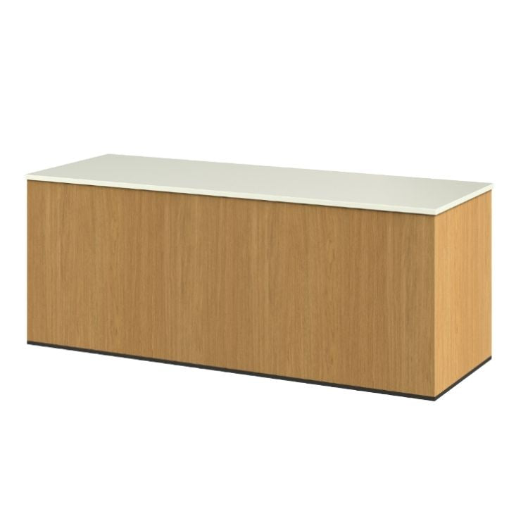 winkelinrichting op maat met houten winkeltoonbank, wit werkblad en minimalistisch retail winkelmeubilair