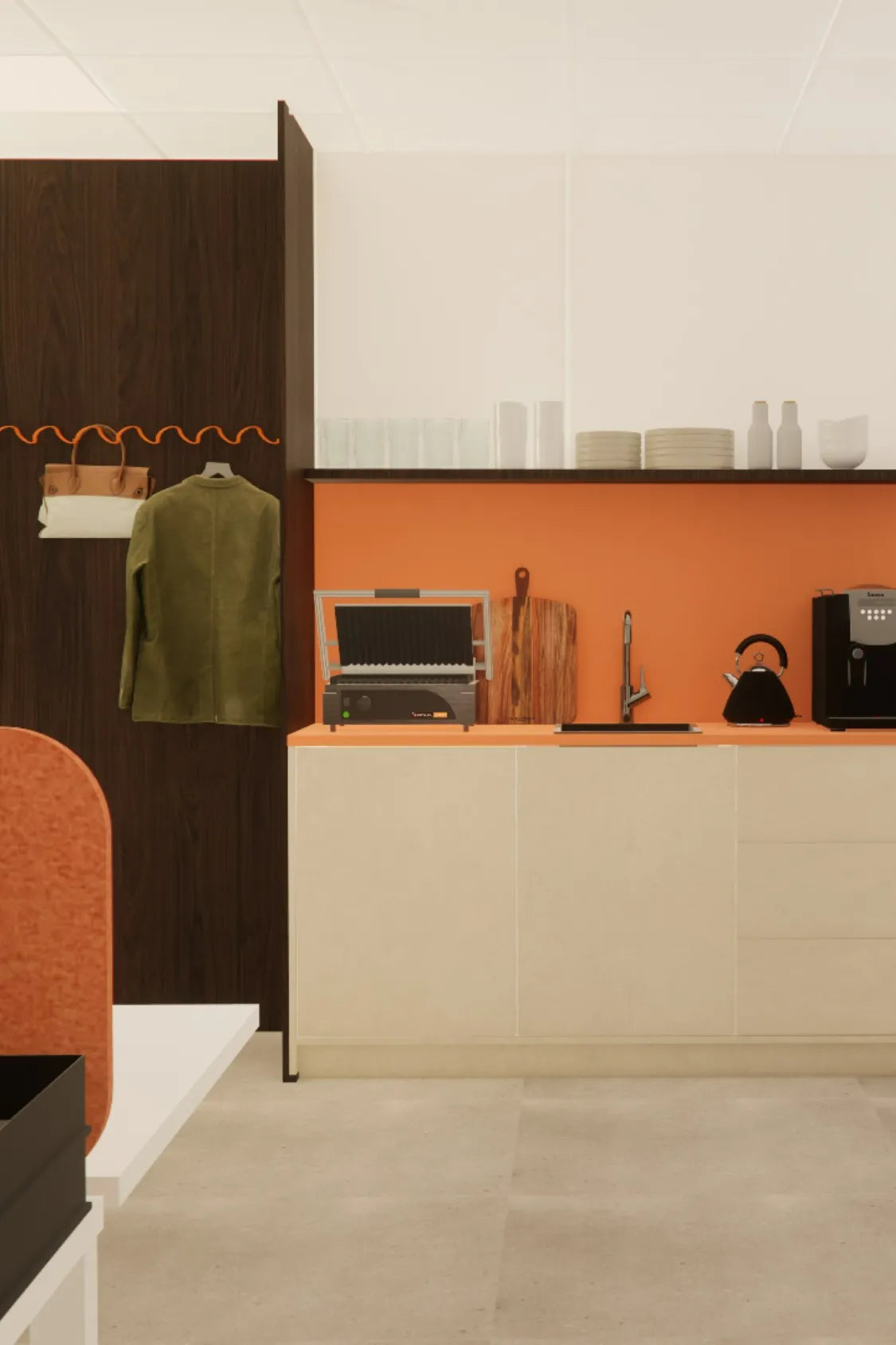 Moderne kantoor met strak keukenblok, oranje achterwand en houten accenten, voorzien van koffiemachine, waterkoker en open opbergruimte met servies.