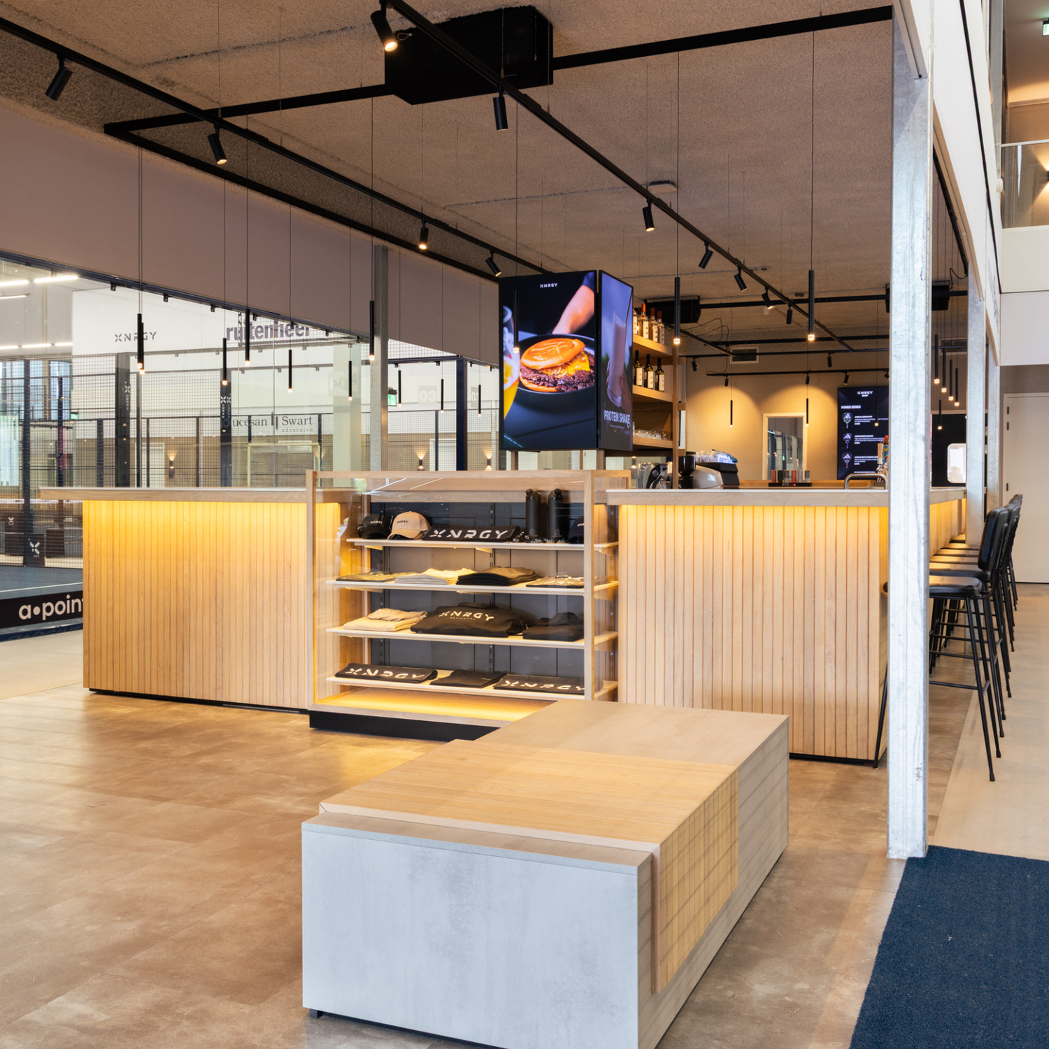 Bar in een sportclub met ingebouwde showkast