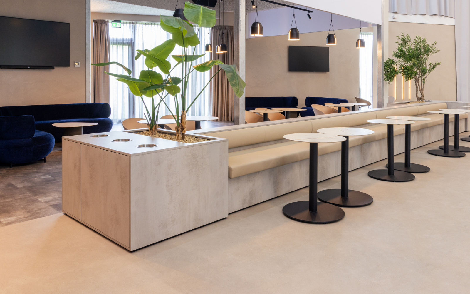 Maatwerk zitbank met tafels in een padelclub