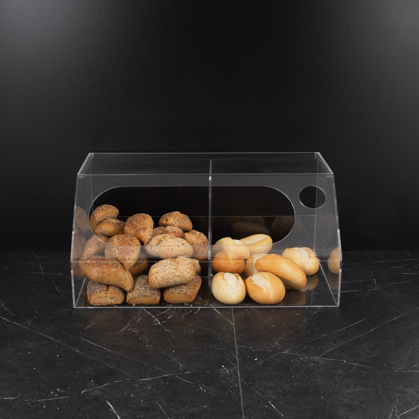 Plexiglas verdeler in een broodpresentatie bak met kleinbrood