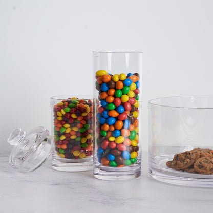 Sfeerbeeld van de melamine presentatiepotten gevuld met M&M's en koekjes